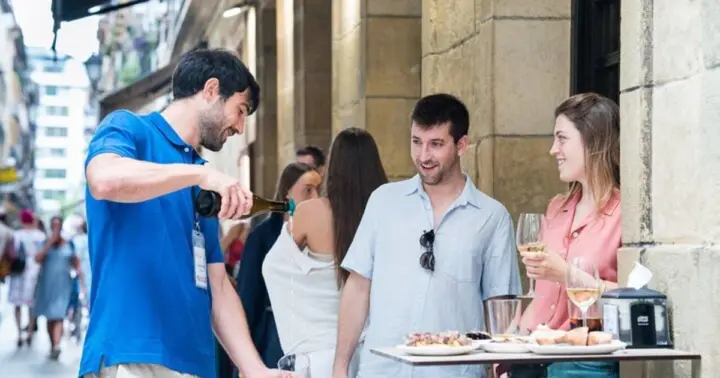 Tour gastronómico por San Sebastián: degustación de pintxos con vinos