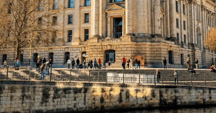 Berlin Boat Tour with Views of Landmarks and LiveGuide DE/EN