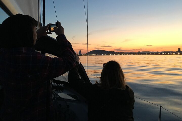 Tour al atardecer en Barco Velero en Barcelona con Cava