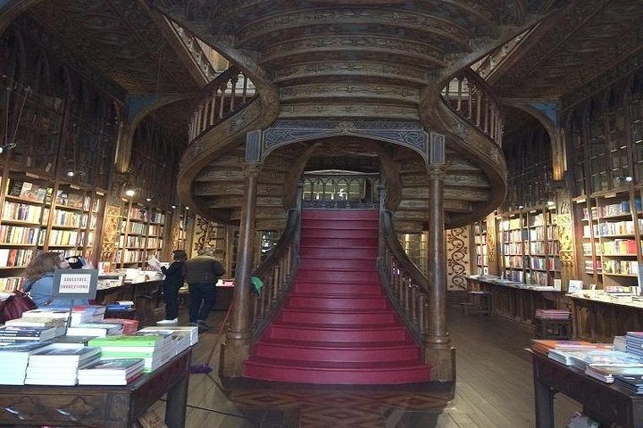 Tour a pie en grupo pequeño por Oporto con librería Lello