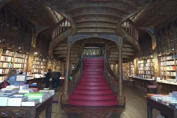 Tour a pie en grupo pequeño por Oporto con librería Lello