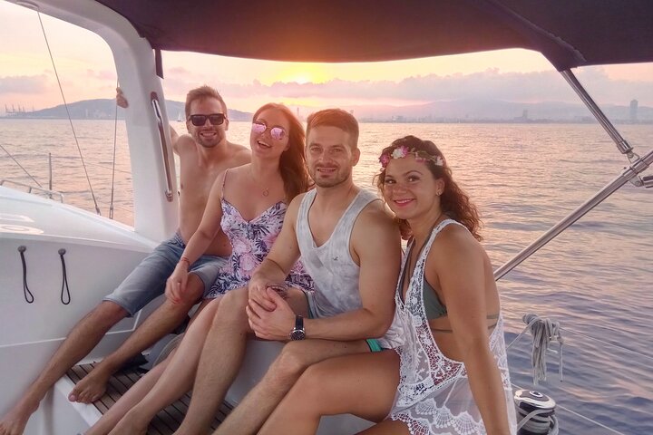Excursión sensacional al atardecer de Barcelona con barra libre y aperitivos