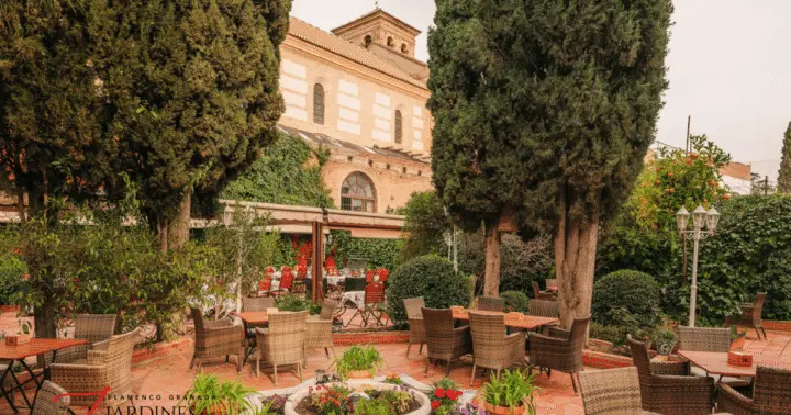 Granada: cena a la carta con espectáculo de flamenco en Jardines de Zoraya