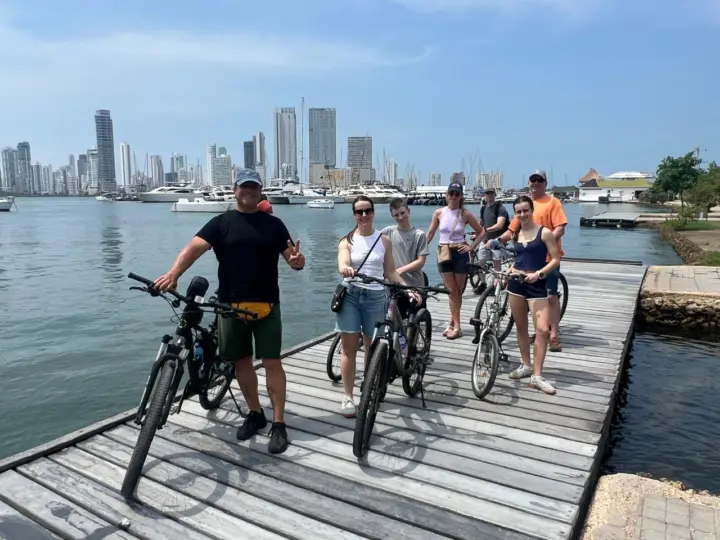 Divertido paseo en bici con almuerzo en el lugar favorito de Anthony Bourdain