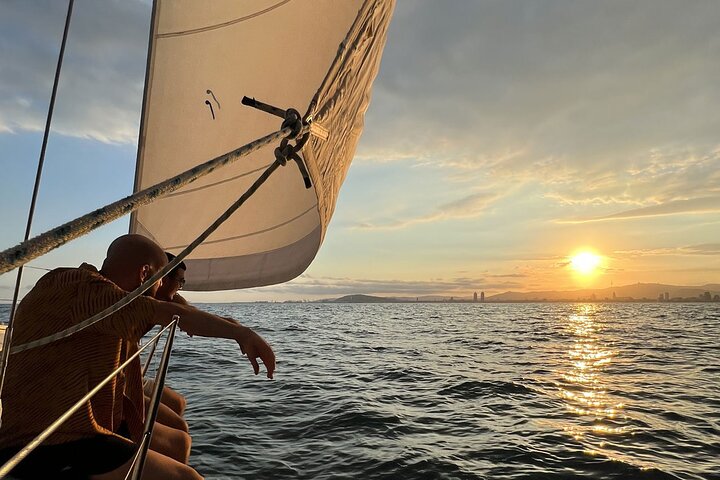 Barcelona Coastal Sailing (barra libre, parada de merienda y natación catalana)