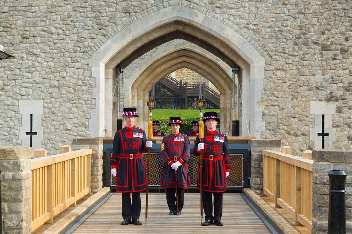 VIP Tower of London and Crown Jewels Tour with Private Beefeater Meet & Greet