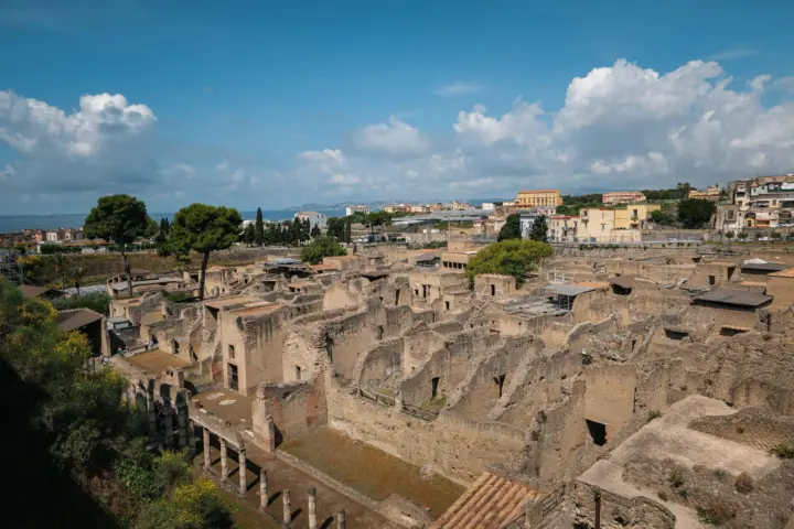 Herculaneum: Skip-Line, Smart Guide and Train from Naples