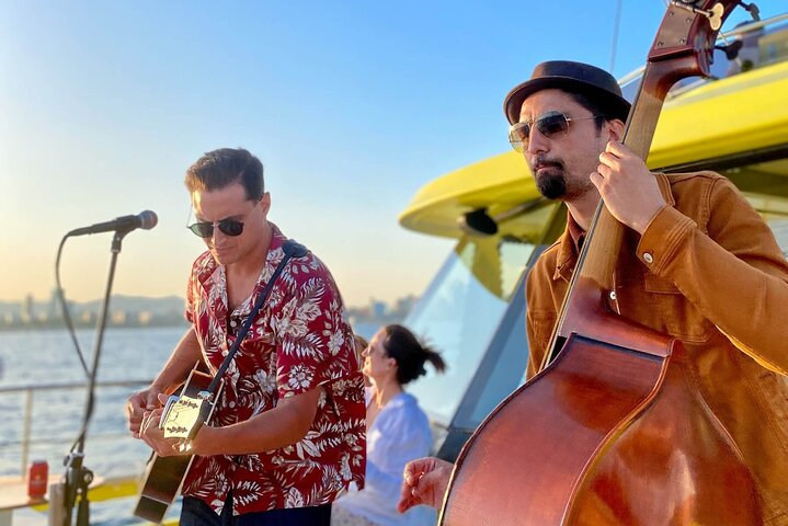 Crucero en catamarán al atardecer con música en directo en Barcelona