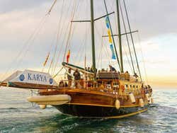 Paseo en goleta con música