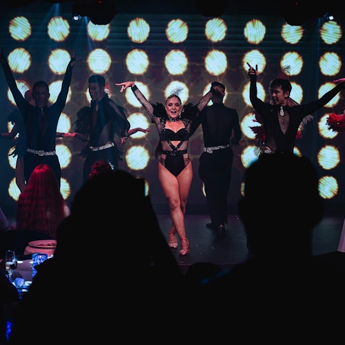 Praga: Espectáculo de Cabaret de 2 horas con cena de 4 platos