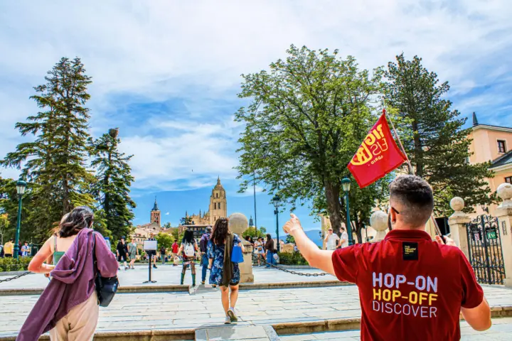 Desde Madrid: Excursión de un día con guía a Segovia y Toledo