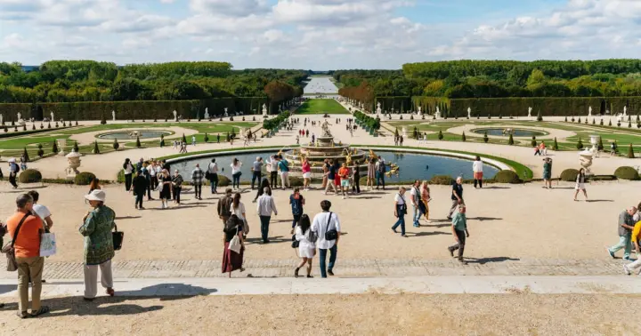 Desde París: Palacio y jardines de Versalles con transporte