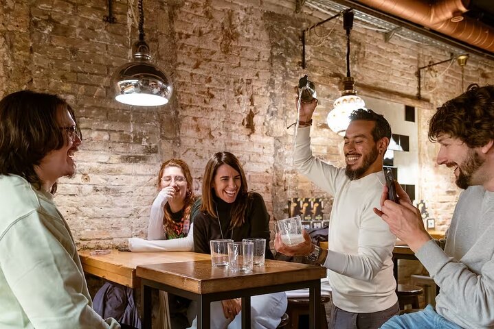 Tour Español de Vinos y Tapas en un Barrio Local de Barcelona