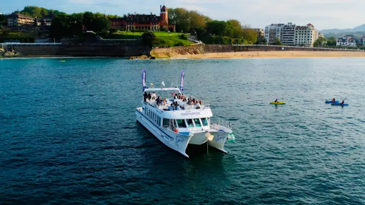 San Sebastián: crucero sostenible en catamarán con audioguía