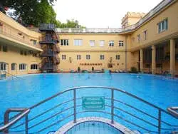Entrada al balneario Lukács