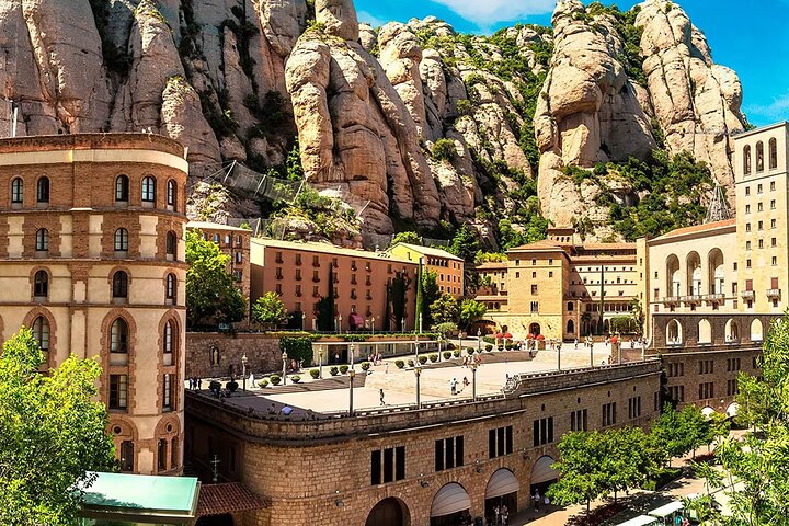 Excursión en tren desde Barcelona Tour compartido en Montserrat