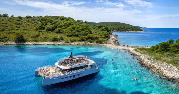 Split: crucero en catamarán XCAPE a Hvar e islas Pakleni