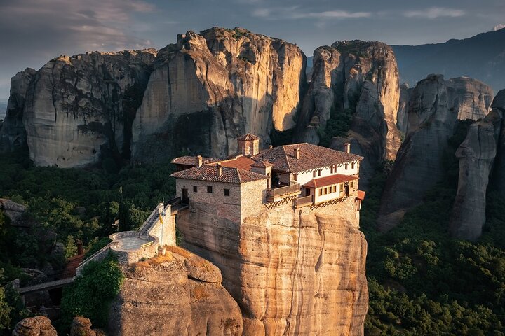 Excursión de un día a los monasterios y cuevas de Meteora desde Atenas con almuerzo griego
