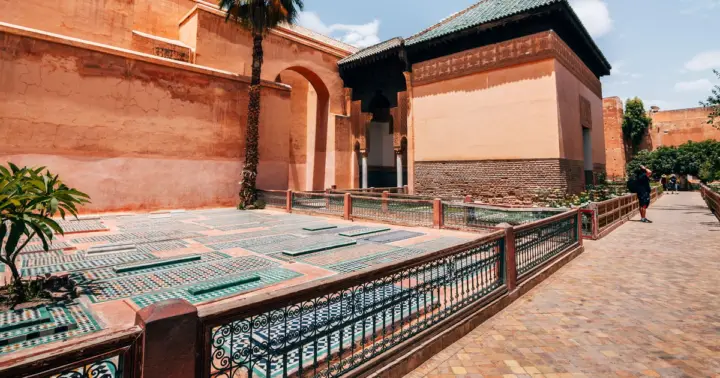 Marrakech: ticket de entrada a las tumbas de los saadíes con postal de recuerdo