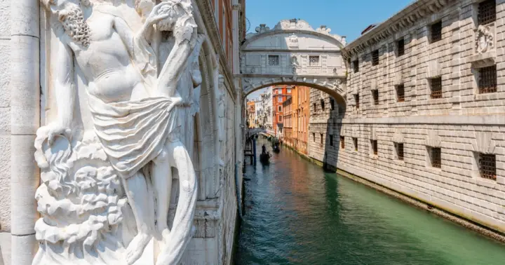 Venice: Gondola Tour under the Bridge of Sighs & Audio Guide