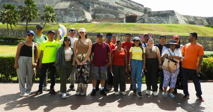 Cartagena: Chiva Tour, Chambaculeras Ride & Walking Tour.