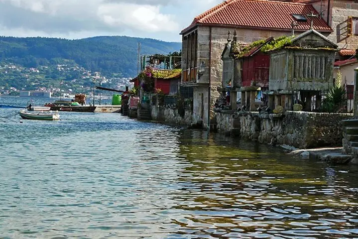 Excursion a Rias Baixas con Bodega - Barco de mejillon opcional