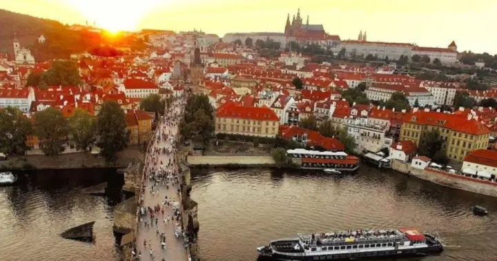 Praga: Crucero turístico en barco con cena buffet