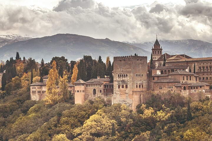 Visita guiada a la Alhambra desde Málaga con transporte privado