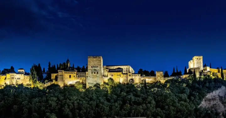 Alhambra: tour nocturno guiado por los Palacios Nazaríes sin tickets