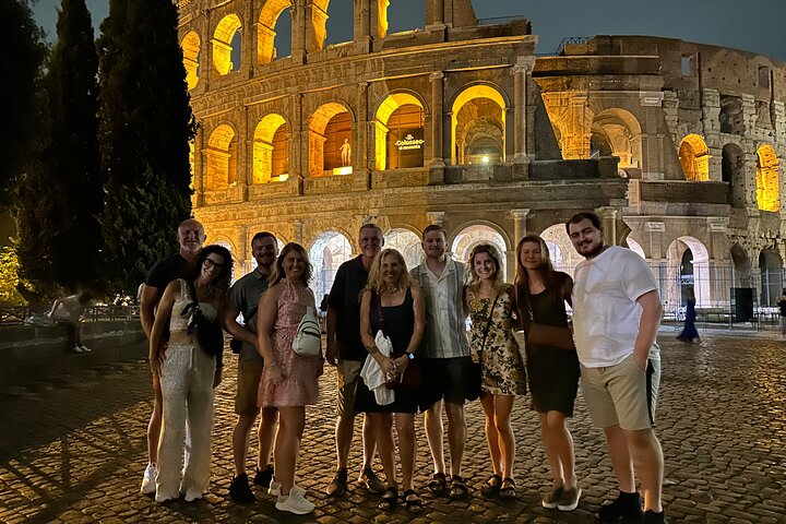 Tour nocturno privado por el Coliseo de Roma Foro y lugares famosos