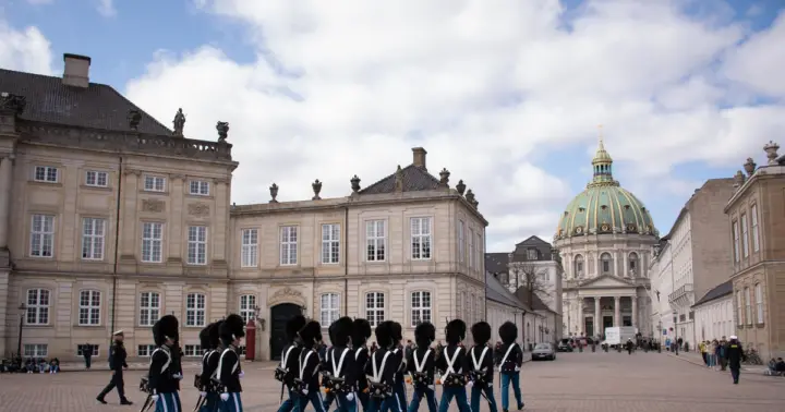 Copenhague: entrada sin colas al Palacio Amalienborg y tour por los canales