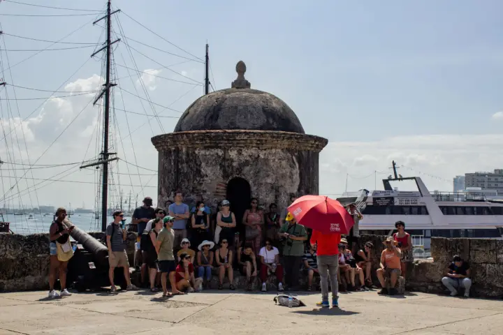 Tour compartido por el casco antiguo de Cartagena y Getsemaní con sistema inalámbrico