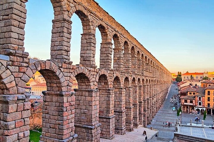 Excursión de un día a Segovia y Toledo desde Madrid con alcázar opcional