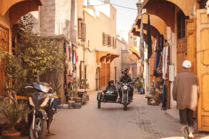 Tesoros ocultos de Marrakech: tour guiado vintage en sidecar de 1 h 30 min.