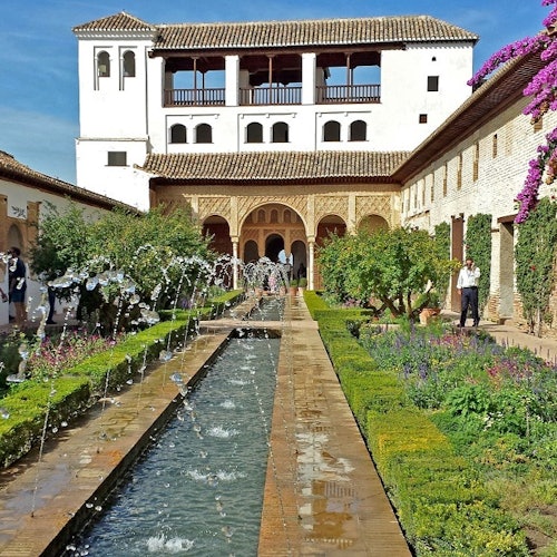 Alhambra y Palacios nazaríes: Entrada sin colas + Transporte desde Sevilla