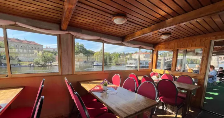 1-hour cruise with 2 drinks included