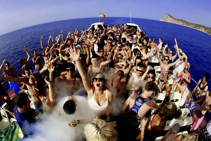 Fiesta en barco al atardecer en Ibiza con barra libre de 3 horas más 3 entradas al club