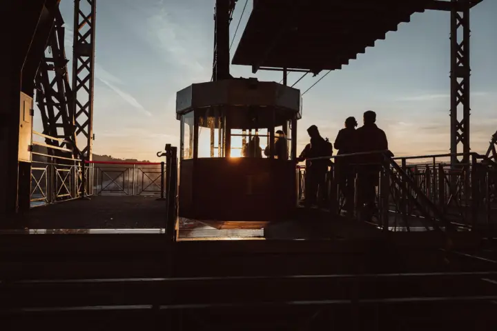 Barcelona: bici eléctrica, teleférico de Montjuic y paseo en barco
