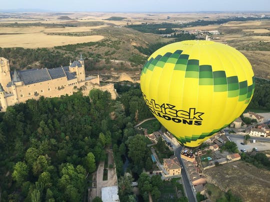 Vuelo en globo sobre Segovia con traslado desde Madrid
