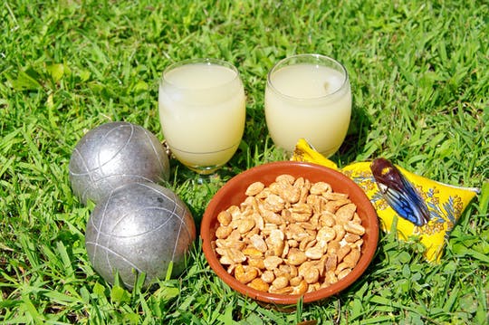 Juego de petanca y bebidas en Marsella.