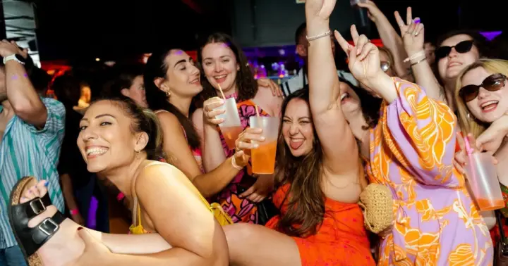 Lisbon Pub Crawl with Open Bar, Shots & VIP Club Entry