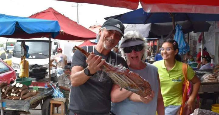 Cartagena: Bazurto Market Inmersive Tour with Local Guide
