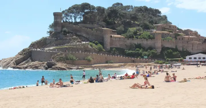 From Barcelona: Tossa de Mar Day Tour with Beach Time