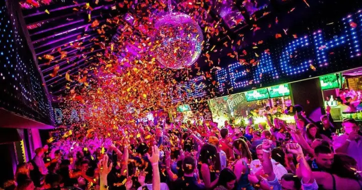 Budapest: VIP Nightlife Experience with Shots & Club Entry