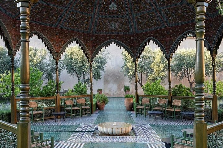 Excursión a pie por el jardín secreto de Marrakech Ben Youssef y los zocos
