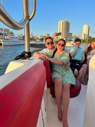Tour en barco al atardecer barra libre y entrada gratuita al club Cartagena