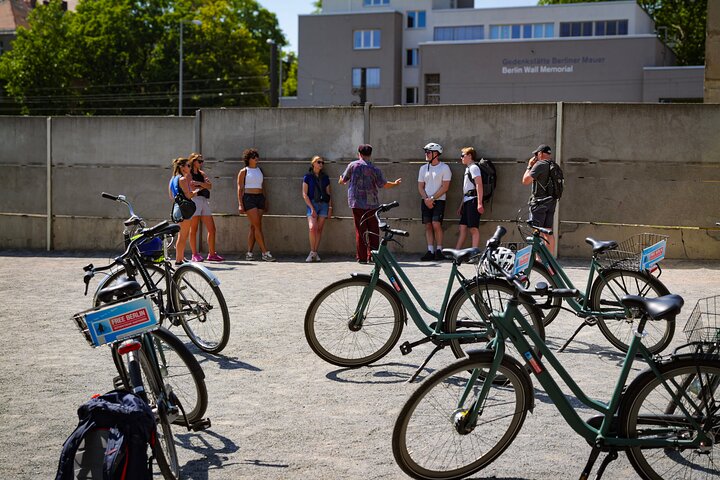 Berlín: Tour privado en bicicleta por el Muro de Berlín y el Tercer Reich