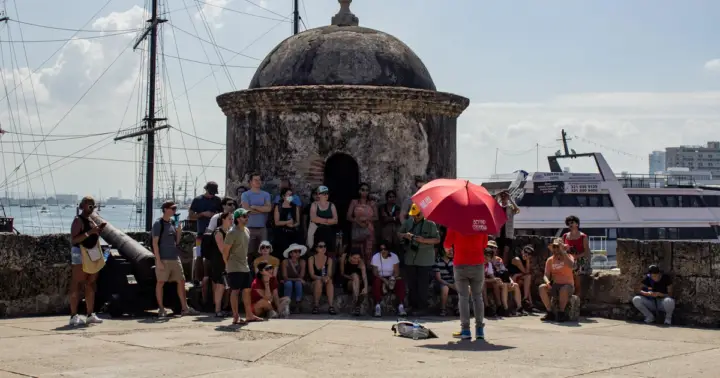 Tour compartido por el casco antiguo de Cartagena y Getsemaní con sistema inalámbrico
