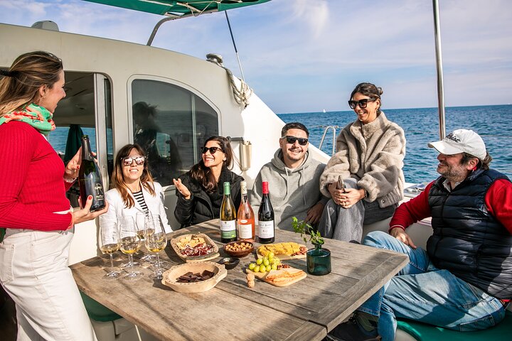 Cata de vinos y tapas Premium de Barcelona en Catamarán - Grupo pequeño