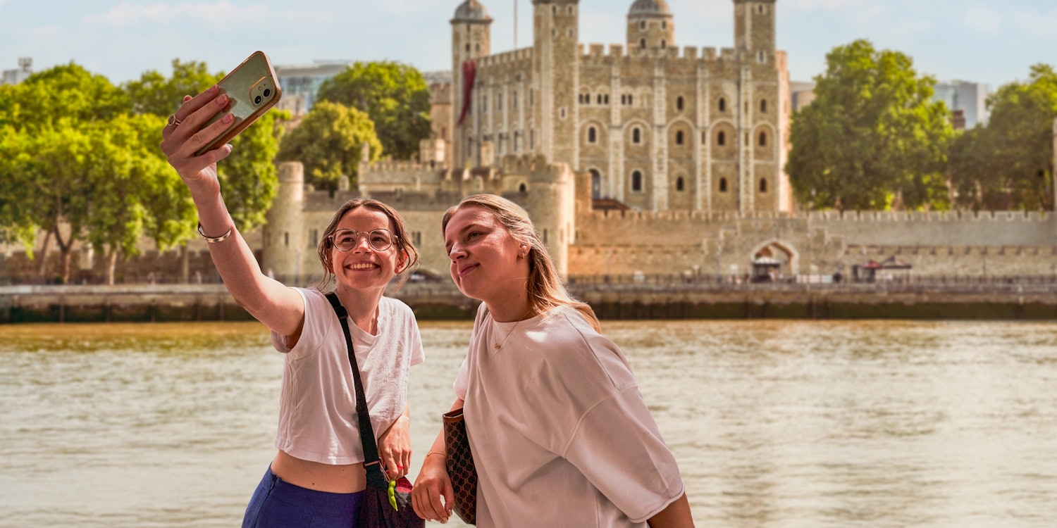 Tower of London: Guided Tour + Thames River Cruise + Crown Jewels Access
